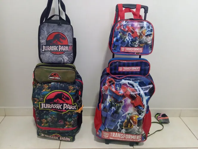 Kit de Mochilas completo em bom estado Jurassic e transformes