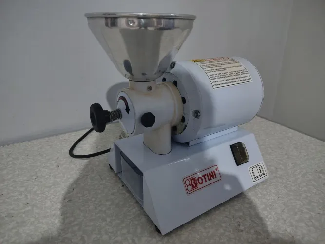 Moedor de café e grãos elétrico  Botini  