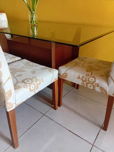 Mesa e cadeiras