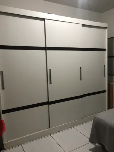 Guarda roupa feito por marceneiro com portas de correr