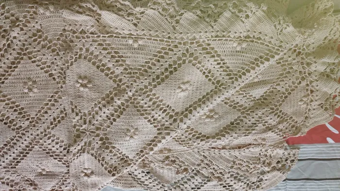 Colcha de croche casal bege feita à mão.