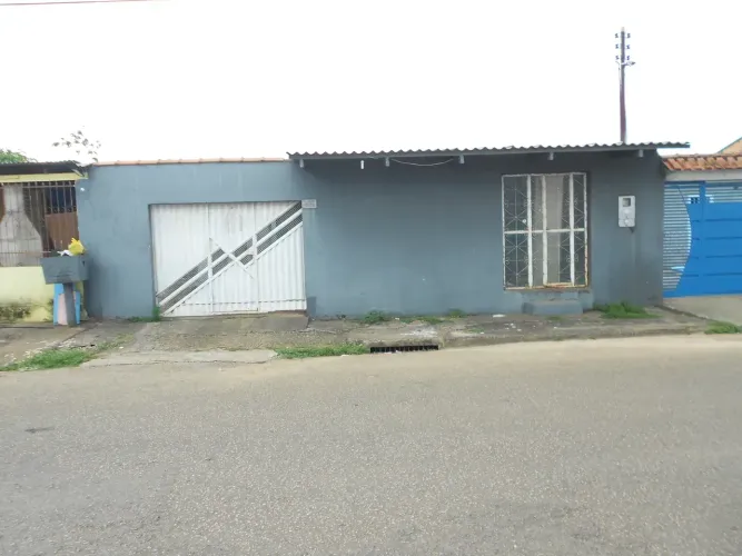 CASA NO COHAB COM 04 QUARTOS E PONTO COMERCIAL.