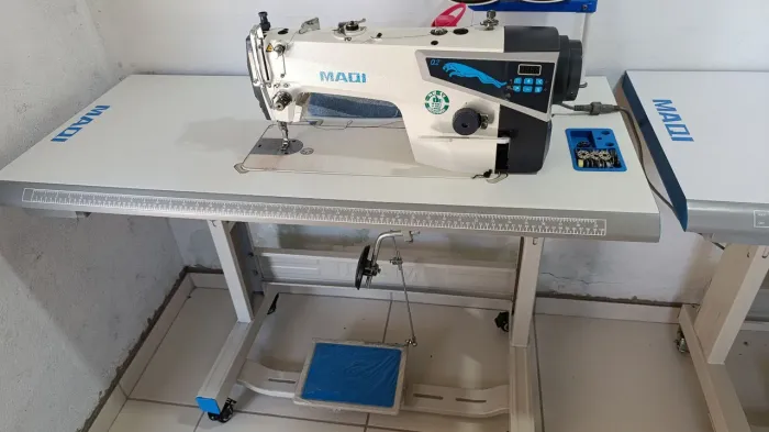 Vende-se uma máquina reta semi eletrônica,com corte de linha.