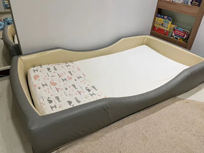 Cama montessori Inphantil com colchão, protetor e lençóis 