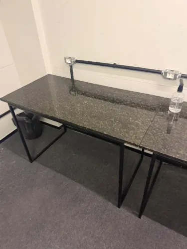 Mesa com tampo em granito São Gabriel