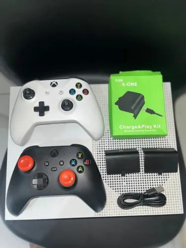 Xbox one s,com 2 controles,2 baterias recarregáveis e alguns jogos 