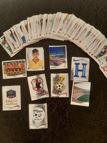Lote com 100 figurinhas diversas da copa 2014