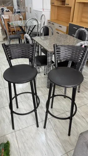 Banqueta para balcão preta disponível