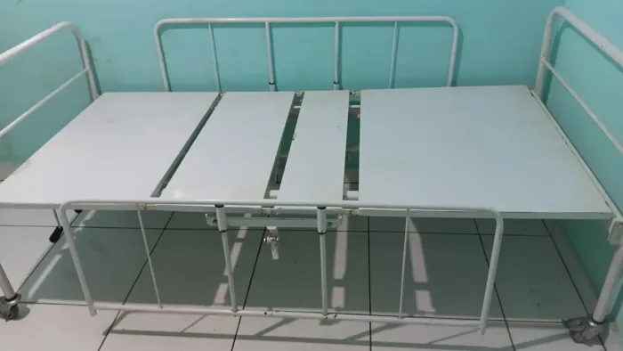 08Maca hospitalar articulada com colchão impermeável
