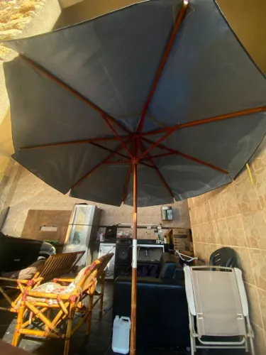 Ombrelone 2.40 com pe de concreto e revertido de madeira lindo top ..primeira linha
