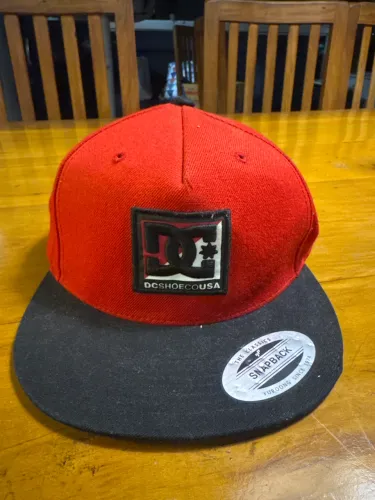 Boné DC Shoes Original Aba Reta Snapback Vermelho e Preto