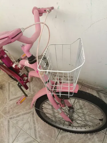 Bicicleta Barbie Aro 20 R$ 200,00