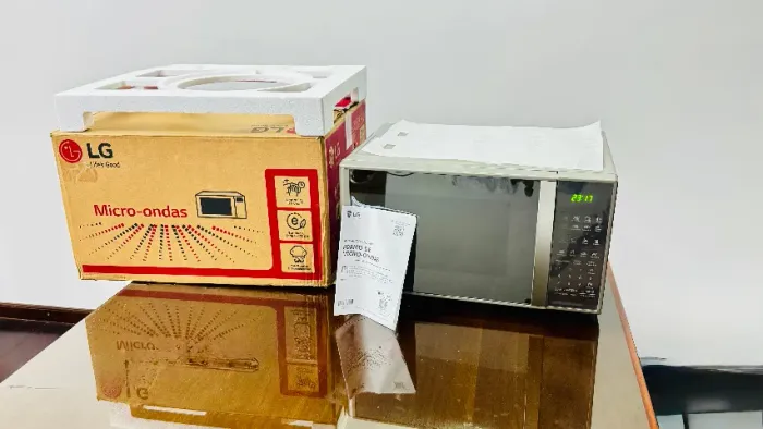 Micro-ondas LG 30 litros Prata Limpa Fácil (MS3043BR)