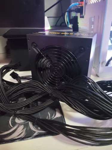 Fonte de energia selo Gold de 650w da cooler master