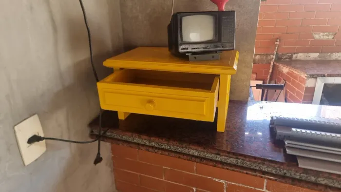 Pequena comoda com uma gaveta amarela, elegante e muito esrilosa