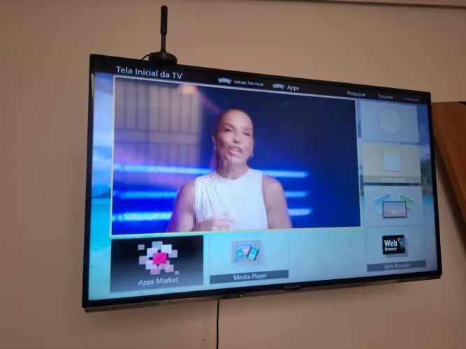TV Panasonic 32" Smart TV + Suporte Articulado de Parede