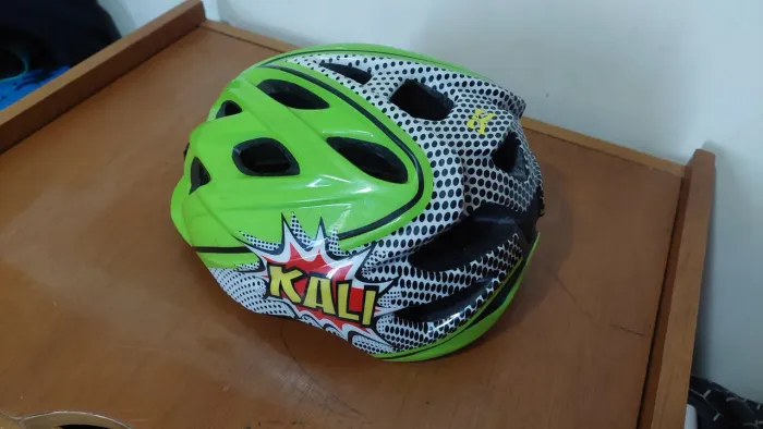 Capacete ciclismo infantil KALI pouco uso