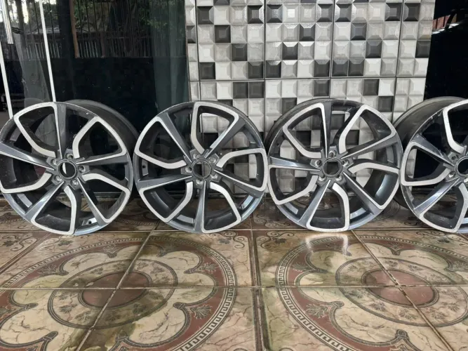 Rodas R20 da Volvo XC90 Momentum.<br>