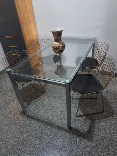 Vendo mesa com cadeiras em aço escovado. Mesa em otimo estado com tampo de vidro e cadeira