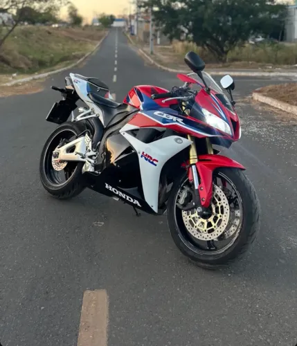 Vende-se 600rr ano 2012 toda revisada no ponto de transferência!