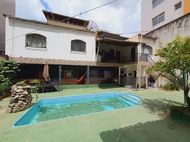 Casa em Lote de 450m² com Piscina no Eldorado
