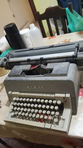 Máquina de datilografia da marca Olivetti Linea 98