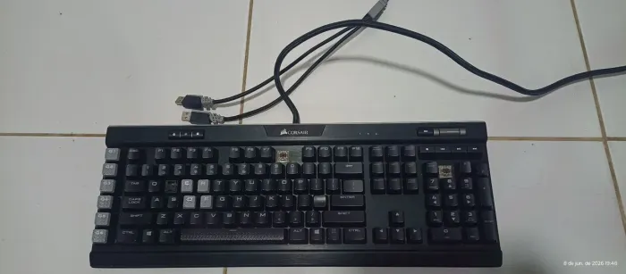 Teclado Mecânico Corsair K95 RGB Platinum (Faltando algumas teclas)