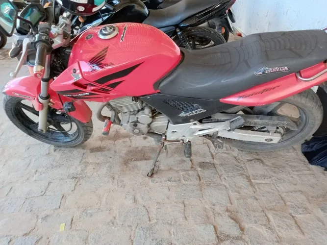 Vendo moto CBX Twister toda boa nada pra fazer não transferir e roda