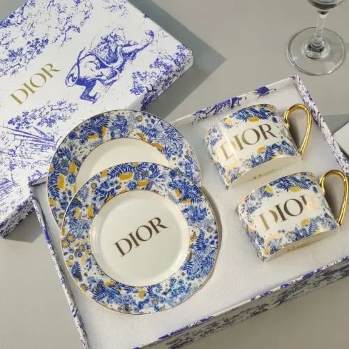 jogo de xícaras dior maison novo, em porcelana com acabamento refinado e detalhes dourados