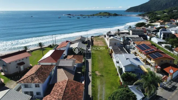 Terreno com casa beira mar