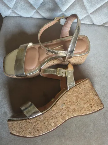 SANDALIA DOURADA VIZZANO 34