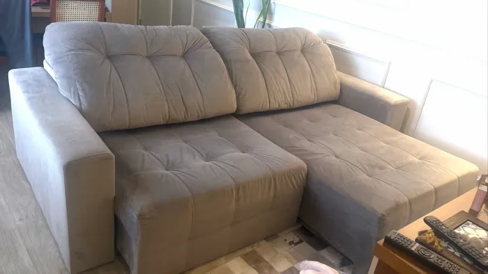 Sofá Reclinável 2,42 m em Veludo Cristal Cor Fendi - Excelente Estado!