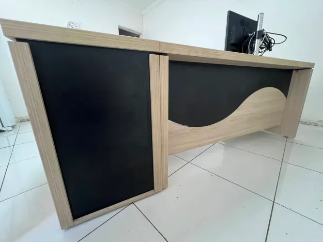 Mesa para escritório com gaveteiro
