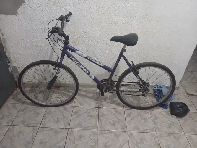Vendo uma bicicleta por 200 reais.Esta em boas condições. Ótima para passeios e andar pela