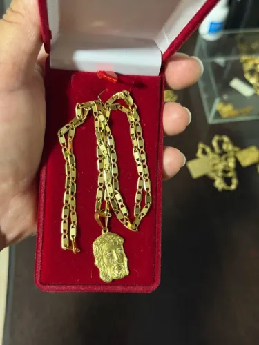 Cordão de ouro 750k Cartier tijolinho diamantada , pingente face de Cristo