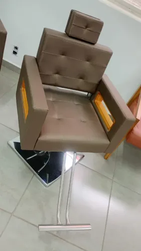 Poltrona Cabeleireiro modelo Jolie Hidráulica Fixa