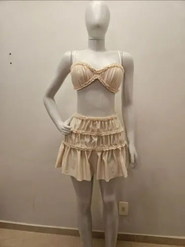 conjunto bikini e saia acetinado bege