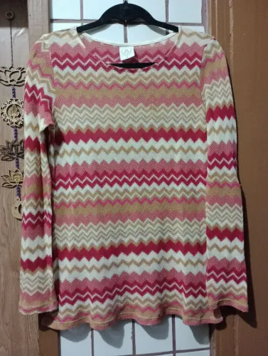 Blusa em linha detalhe nas mangas 