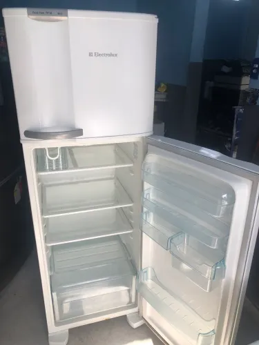 Geladeira Frost Free Electrolux semi nova tem garantia de 3 meses e parcelamos no cartão 