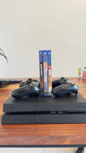 Console PS4 1TB 2 controles e 3 jogos
