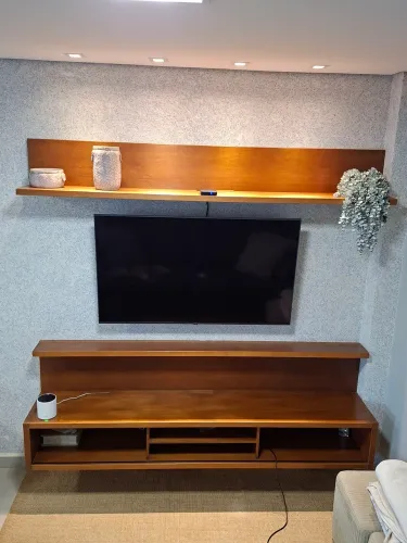 Rack suspenso com prateleira em madeira