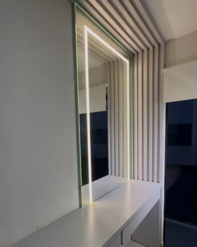 PENTEADEIRA PROFISSIONAL PARA MAQUIADORA - ESPELHO + LED