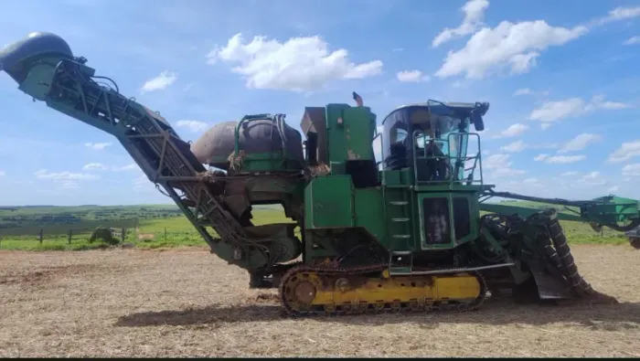 Colhedora Jhon Deere 2012 modelo 3520