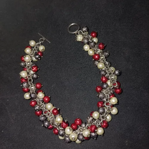 Pulseira de prata e miçangas
