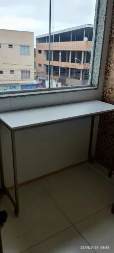 Mesa com rodízio e pés em Metalon