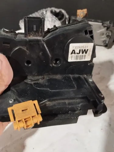 Maçaneta elevador e travas para onix