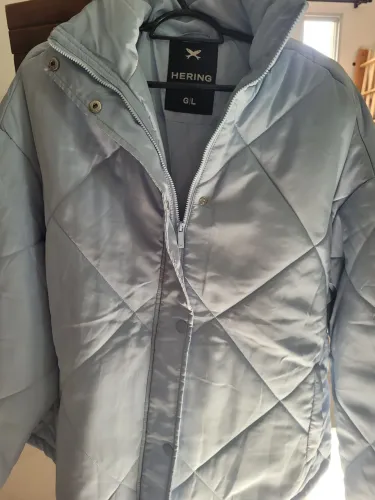 Jaquetas puffer acolchoada em um lindo tom de azul claro ,perfeita para os dias mais frios