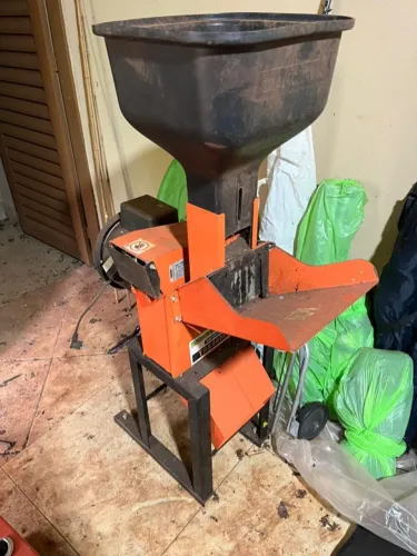 Triturador elétrico para folhas e pequenos galhos de jardim