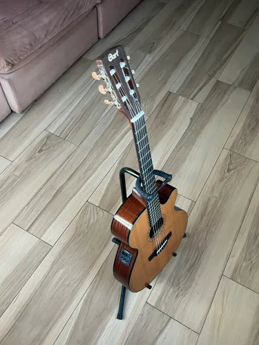 Violão CORT com TAMPO SÓLIDO DE CEDRO. CE C5 NAT. Cordas Nylon NOVAS. Aceito CARTÃO