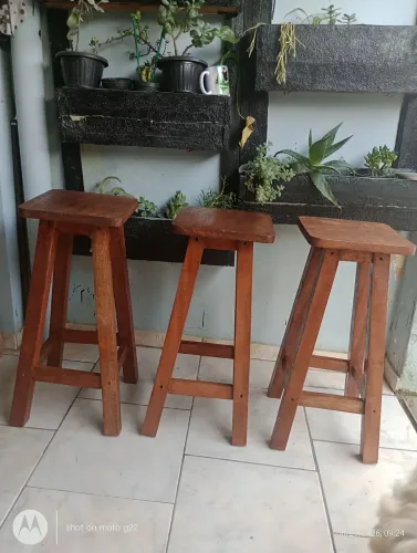 BANQUETA ALTA DE MADEIRA MACIÇA - CAMBARÁ